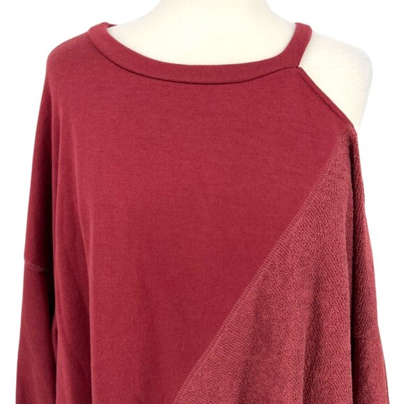 Gilli Asymmetrical Cold Shoulder Relaxed Pullover Top Berry Red Size 2X NWT - Picture 2 of 10